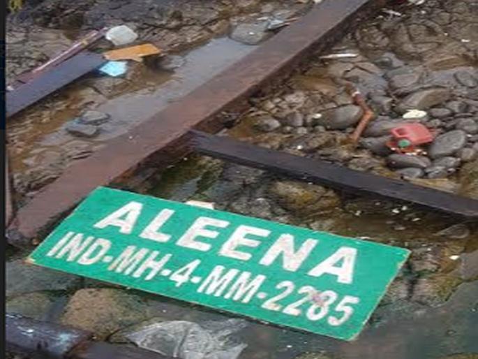 The fishing boat sank in the sea of Ratnagiri | रत्नागिरीच्या समुद्रात मासेमारी नौका बुडाली  The fishing boat sank in the sea of Ratnagiri | रत्नागिरीच्या समुद्रात मासेमारी नौका बुडाली