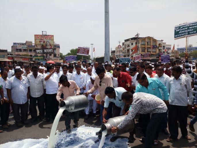 The milk poured on the road at alephata | आळेफाट्याला रस्त्यावर ओतले दूध The milk poured on the road at alephata | आळेफाट्याला रस्त्यावर ओतले दूध