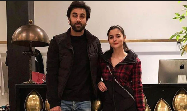Alia Bhatt and Ranbir Kapoor doing shopping in new york | न्यूयॉर्कमध्ये रणबीर कपूरसोबत शॉपिंग करताना दिसली आलिया भट्ट, हातात हात घालत काढला फोटो!