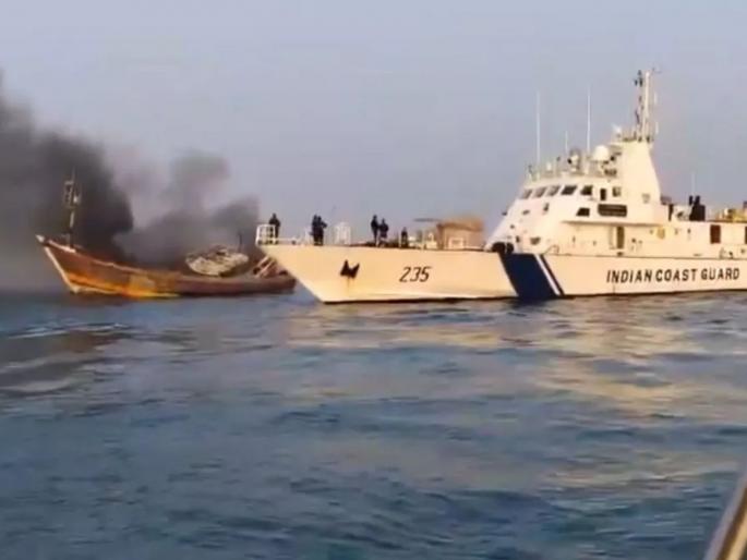 Boat suddenly catches fire at sea Navy rescues 18 people Video surfaced | समुद्रात अचानक बोट पेटू लागली, नौदलाने १८ जणांना वाचवले; व्हिडीओ आला समोर