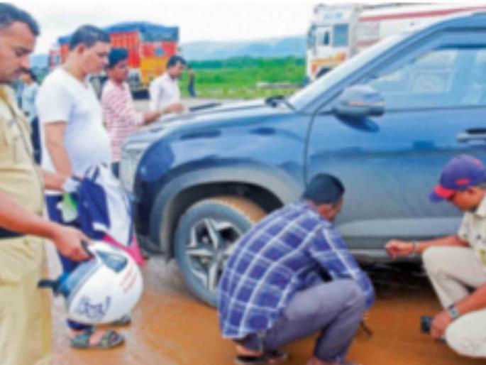Cops turned mechanics smooth journey During Ganeshotsav, Raigad police rescued the servants from the dilemma | पोलिस बनले मेकॅनिक; प्रवास निर्विघ्न; गणेशोत्सव काळात रायगड पोलिसांनी चाकरमान्यांची कोंडीतून केली सुटका Cops turned mechanics smooth journey During Ganeshotsav, Raigad police rescued the servants from the dilemma | पोलिस बनले मेकॅनिक; प्रवास निर्विघ्न; गणेशोत्सव काळात रायगड पोलिसांनी चाकरमान्यांची कोंडीतून केली सुटका