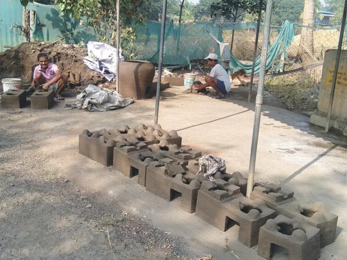 In rural areas, every house has clay stoves | ग्रामीण भागात घरोघरी मातीच्याच चुली In rural areas, every house has clay stoves | ग्रामीण भागात घरोघरी मातीच्याच चुली