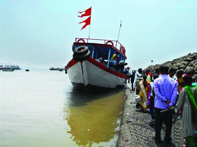 Expansive accession of the Karanja-Reverse road | करंजा-रेवस मार्गावरील जलप्रवास महागला, प्रवासी संतप्त Expansive accession of the Karanja-Reverse road | करंजा-रेवस मार्गावरील जलप्रवास महागला, प्रवासी संतप्त