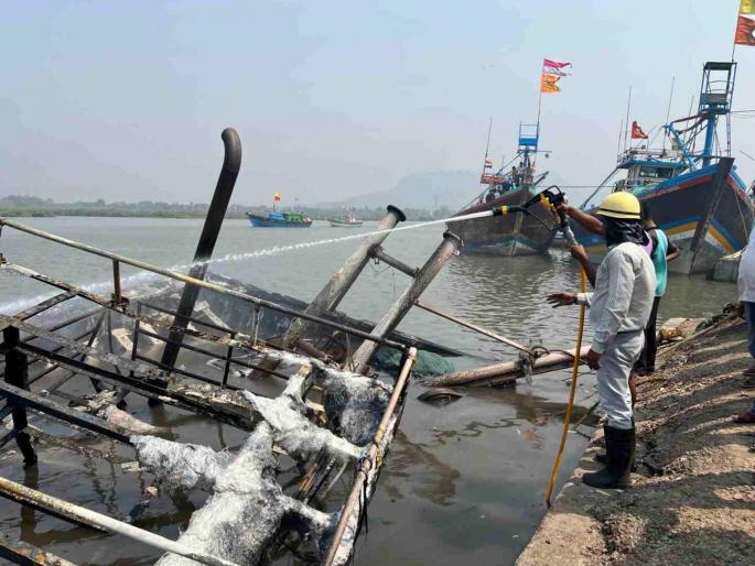 fishing boat caught fire in the deep sea off Alibaug | मच्छीमार बोटीला आग, १८ खलाशांचा वाचला जीव fishing boat caught fire in the deep sea off Alibaug | मच्छीमार बोटीला आग, १८ खलाशांचा वाचला जीव