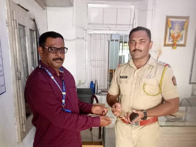 A gold chain of two and a half tolas was lying on the road, it was deposited with the police | रस्त्यावर पडली होती अडीच तोळ्यांची सोन्याची चेन, पोलिसांकडे केली जमा A gold chain of two and a half tolas was lying on the road, it was deposited with the police | रस्त्यावर पडली होती अडीच तोळ्यांची सोन्याची चेन, पोलिसांकडे केली जमा