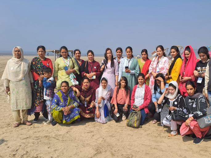 Twenty people were surprised to see the Alibag sea; Empowering Women of Jammu and Kashmir Valley through Bakery Business | अलिबाग समुद्र पाहून 'त्या' वीस जणी झाल्या अचंबित; बेकरी व्यवसायातून जम्मू काश्मीर खोऱ्यातील महिला सक्षम Twenty people were surprised to see the Alibag sea; Empowering Women of Jammu and Kashmir Valley through Bakery Business | अलिबाग समुद्र पाहून 'त्या' वीस जणी झाल्या अचंबित; बेकरी व्यवसायातून जम्मू काश्मीर खोऱ्यातील महिला सक्षम