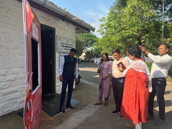 Collector Kishan Javale visited the media room | जिल्हाधिकारी किशन जावळे यांनी दिली माध्यम कक्षास भेट Collector Kishan Javale visited the media room | जिल्हाधिकारी किशन जावळे यांनी दिली माध्यम कक्षास भेट