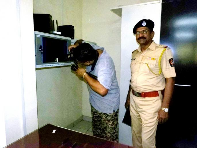 Dalla was beaten by a thief for admission money in an English school | इंग्लिश स्कूलमधील अॅडमिशनच्या पैशावर चोरट्याने मारला डल्ला Dalla was beaten by a thief for admission money in an English school | इंग्लिश स्कूलमधील अॅडमिशनच्या पैशावर चोरट्याने मारला डल्ला