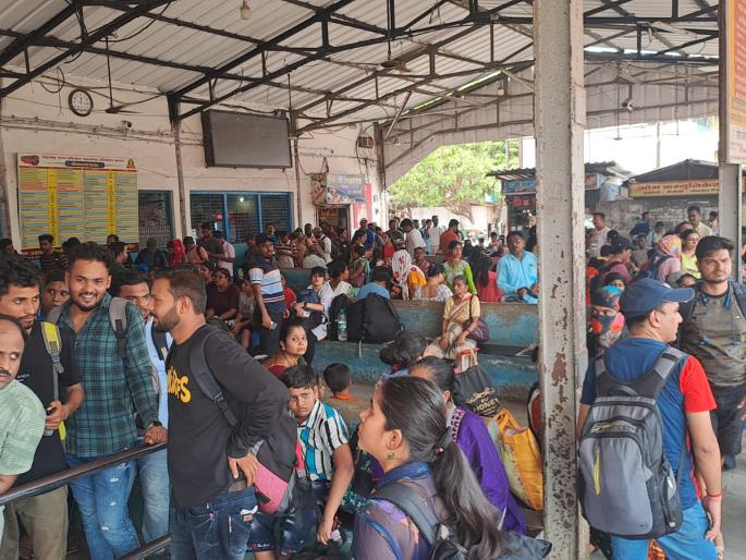 load came on st bus off water transport crowd of passengers at alibaug | जलवाहतूक बंद, एसटी बसवर आला लोड; अलिबाग आगारात प्रवाशांची गर्दी load came on st bus off water transport crowd of passengers at alibaug | जलवाहतूक बंद, एसटी बसवर आला लोड; अलिबाग आगारात प्रवाशांची गर्दी