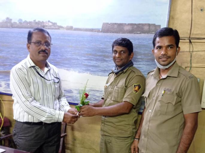 driver and conductor of alibaug depot return 35 thousand rupees of traveller | अलिबाग आगारातील वाहक-चालक यांचा प्रामाणिकपणा; प्रवाशाचे ३५ हजार रुपये केले परत driver and conductor of alibaug depot return 35 thousand rupees of traveller | अलिबाग आगारातील वाहक-चालक यांचा प्रामाणिकपणा; प्रवाशाचे ३५ हजार रुपये केले परत