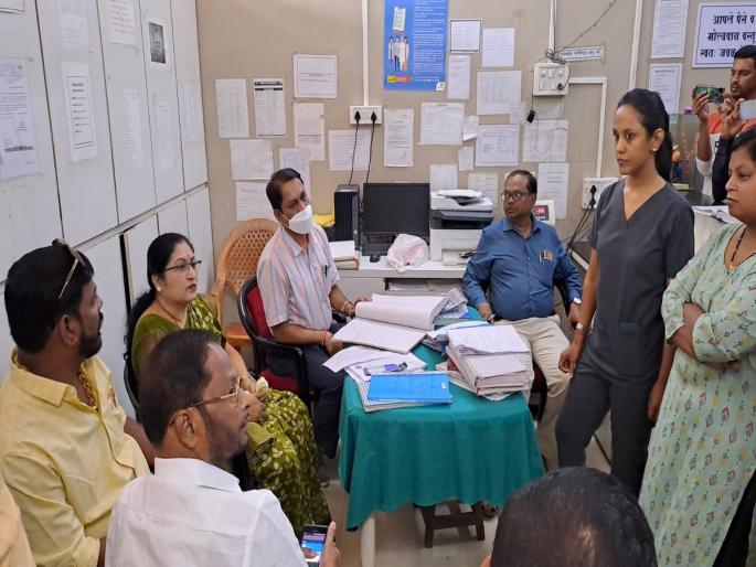 Balasahebnchi Shiv Sena office bearers kept the district surgeon on edge | बाळासाहेबांच्या शिवसेना पदाधिकाऱ्यांनी धरले जिल्हा शल्यचिकित्सकांना धारेवर Balasahebnchi Shiv Sena office bearers kept the district surgeon on edge | बाळासाहेबांच्या शिवसेना पदाधिकाऱ्यांनी धरले जिल्हा शल्यचिकित्सकांना धारेवर