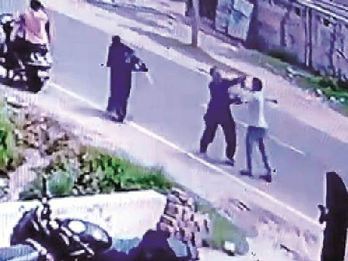 man beaten to death by staff over Rs 4000 unpaid hospital bill In Aligarh | धक्कादायक! चार हजारांच्या बिलावरून रुग्णालयातील कर्मचाऱ्यांकडून मारहाण; रुग्णाचा मृत्यू man beaten to death by staff over Rs 4000 unpaid hospital bill In Aligarh | धक्कादायक! चार हजारांच्या बिलावरून रुग्णालयातील कर्मचाऱ्यांकडून मारहाण; रुग्णाचा मृत्यू