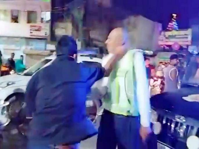 Traffic police beaten up by locals in Aligarh UP | टेम्पोच्या भाड्यावरुन वाहतूक पोलिसाची दादागिरी, जमावाकडून कपडे फाटेपर्यंत मारहाण Traffic police beaten up by locals in Aligarh UP | टेम्पोच्या भाड्यावरुन वाहतूक पोलिसाची दादागिरी, जमावाकडून कपडे फाटेपर्यंत मारहाण