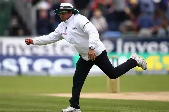 ... and the umpire aleem dar on the field ran straight away; Watch the video that went viral | ... अन् मैदानातील पंच थेट धावतच सुटले; पाहा वायरल झालेला भन्नाट व्हिडीओ