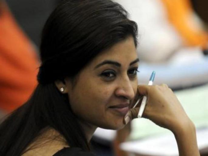 Kejriwal unfollow on Twitter by alka lamba | अलका लांबांना केजरीवालांनी ट्विटरवर केलं अनफॉलो, कारण...  Kejriwal unfollow on Twitter by alka lamba | अलका लांबांना केजरीवालांनी ट्विटरवर केलं अनफॉलो, कारण...