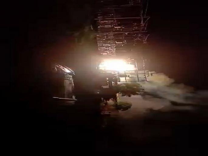 Fire at MSEDCL substation in Alkuti; Disaster averted | अळकुटीतील महावितरणच्या उपकेंद्राला आग; अनर्थ  टळला  Fire at MSEDCL substation in Alkuti; Disaster averted | अळकुटीतील महावितरणच्या उपकेंद्राला आग; अनर्थ  टळला