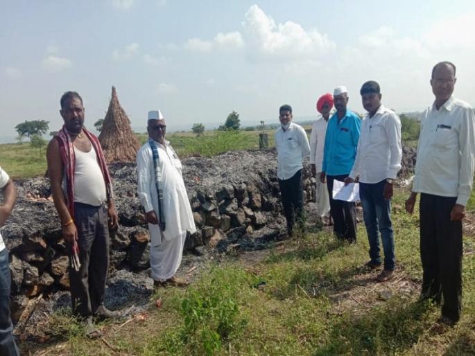 An onion fire was set on fire by an ignorant person; Loss of four and a half lakh onions | कांद्याच्या चाळीला अज्ञान व्यक्तीने लावली आग; साडेचार लाखांच्या कांद्याचे नुकसान  An onion fire was set on fire by an ignorant person; Loss of four and a half lakh onions | कांद्याच्या चाळीला अज्ञान व्यक्तीने लावली आग; साडेचार लाखांच्या कांद्याचे नुकसान