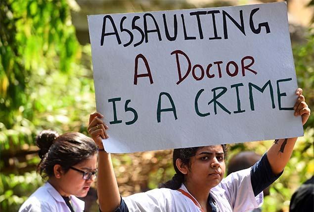 All the clinics closed for tomorrow's protest against attack on doctor | डॉक्टरांवरील हल्ल्याच्या निषेधार्थ उद्या सर्वच दवाखाने बंद