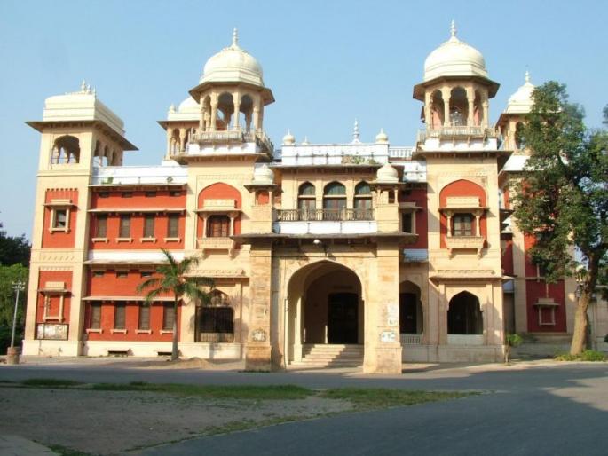 story allahabad central university student shot in class room | अलाहाबाद विश्वविद्यालयात क्लास रूममध्ये जाऊन विद्यार्थ्यावर झाडली गोळी story allahabad central university student shot in class room | अलाहाबाद विश्वविद्यालयात क्लास रूममध्ये जाऊन विद्यार्थ्यावर झाडली गोळी