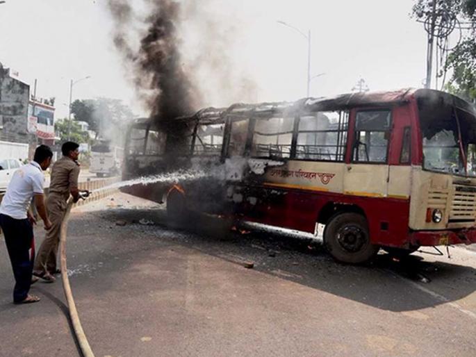 Hijras and bus fire in Allahabad due to the killing of a BSP leader, | बसपा नेत्याची गोळी झाडून हत्या झाल्यानंतर अलाहाबादमध्ये हिंसाचार, बसची जाळपोळ Hijras and bus fire in Allahabad due to the killing of a BSP leader, | बसपा नेत्याची गोळी झाडून हत्या झाल्यानंतर अलाहाबादमध्ये हिंसाचार, बसची जाळपोळ