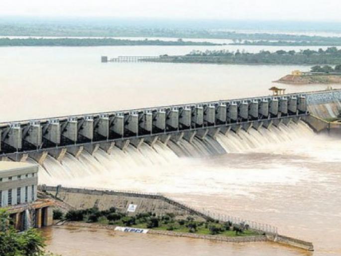 Due to reduced rainfall, the release from Almaty dam has been reduced to only 75 thousand cusecs | पावसाचा जोर ओसरला; अलमट्टीतून विसर्ग कमी केला, केवळ 'इतक्या' क्युसेकने विसर्ग सुरु Due to reduced rainfall, the release from Almaty dam has been reduced to only 75 thousand cusecs | पावसाचा जोर ओसरला; अलमट्टीतून विसर्ग कमी केला, केवळ 'इतक्या' क्युसेकने विसर्ग सुरु