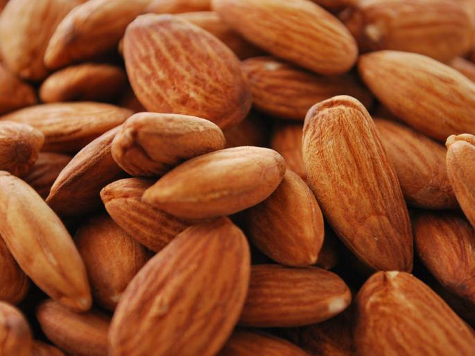 Almonds, pistachio rates increased after the festival | उत्सवाच्या पार्श्वभूमीवर बदाम, पिस्त्याचे दर वाढले Almonds, pistachio rates increased after the festival | उत्सवाच्या पार्श्वभूमीवर बदाम, पिस्त्याचे दर वाढले