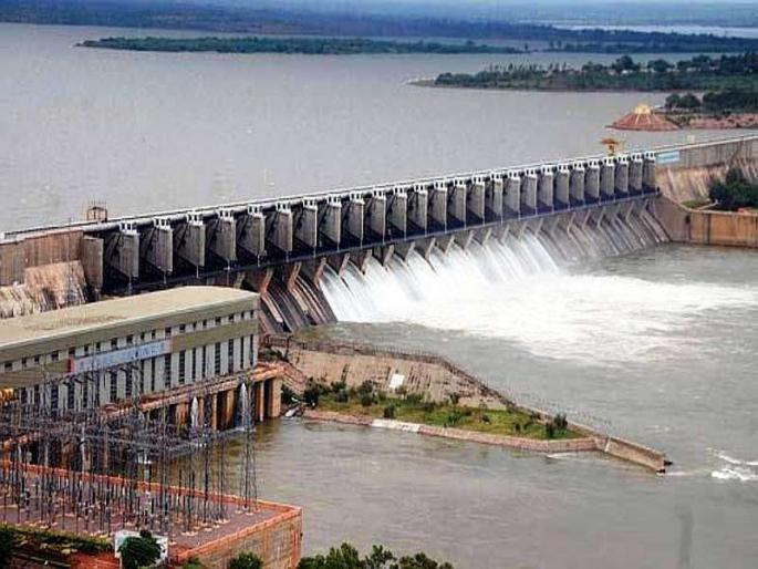 Disposal of 3 lakh 80 thousand cusecs from shelves for flood control of kolhapur | पूरस्थिती नियंत्रणासाठी अलमट्टीतून 3 लाख 80 हजार क्युसेकचा विसर्ग Disposal of 3 lakh 80 thousand cusecs from shelves for flood control of kolhapur | पूरस्थिती नियंत्रणासाठी अलमट्टीतून 3 लाख 80 हजार क्युसेकचा विसर्ग