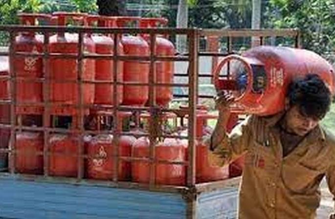 cylinders price hike; Why a separate fees for home delivery? | आधीच सिलिंडर हजाराच्या घरात; घरपोचसाठी वेगळी लूट कशाला? cylinders price hike; Why a separate fees for home delivery? | आधीच सिलिंडर हजाराच्या घरात; घरपोचसाठी वेगळी लूट कशाला?