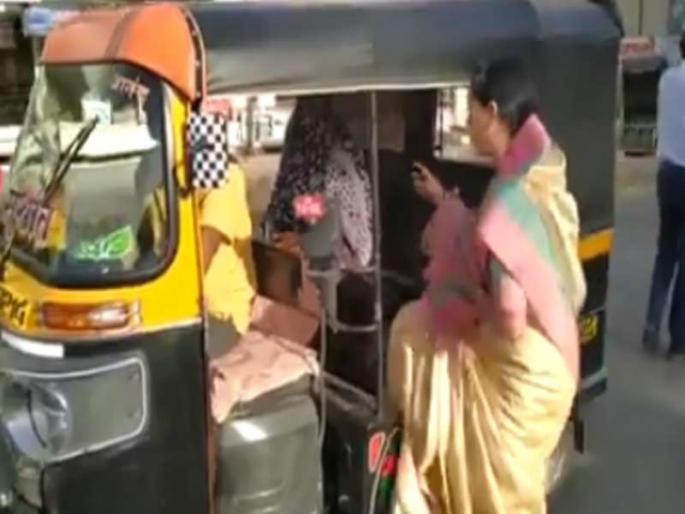 Video: As soon as the code of conduct comes into effect, the Solapur mayor shobha banshetty has left the car and seat in auto rickshaw | Video : आचारसंहिता लागू होताच महापौरांनी अलिशान गाडी सोडून पकडली ऑटो रिक्षा Video: As soon as the code of conduct comes into effect, the Solapur mayor shobha banshetty has left the car and seat in auto rickshaw | Video : आचारसंहिता लागू होताच महापौरांनी अलिशान गाडी सोडून पकडली ऑटो रिक्षा
