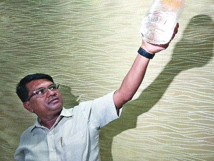 Larvae in MIDC water | एमआयडीसीच्या पाण्यात अळ्या Larvae in MIDC water | एमआयडीसीच्या पाण्यात अळ्या