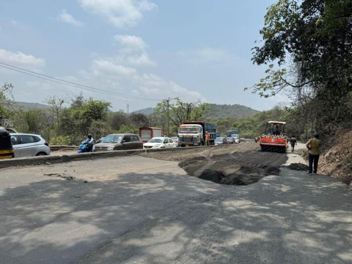 in thane the repair work of gaimukh road has started issuing to the traffic jam | गायमुख रस्त्याच्या दुरुस्तीच्या कामाला सुरूवात, वाहतूक कोंडीत पडली भर in thane the repair work of gaimukh road has started issuing to the traffic jam | गायमुख रस्त्याच्या दुरुस्तीच्या कामाला सुरूवात, वाहतूक कोंडीत पडली भर