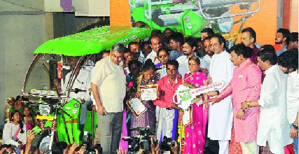 The presentation of the tiger in Kolhapur - Uddhav Thackeray's rendition | कोल्हापुरात वाघांचं दर्शन झाल _ उद्धव ठाकरे यांचे प्रतिपादन The presentation of the tiger in Kolhapur - Uddhav Thackeray's rendition | कोल्हापुरात वाघांचं दर्शन झाल _ उद्धव ठाकरे यांचे प्रतिपादन