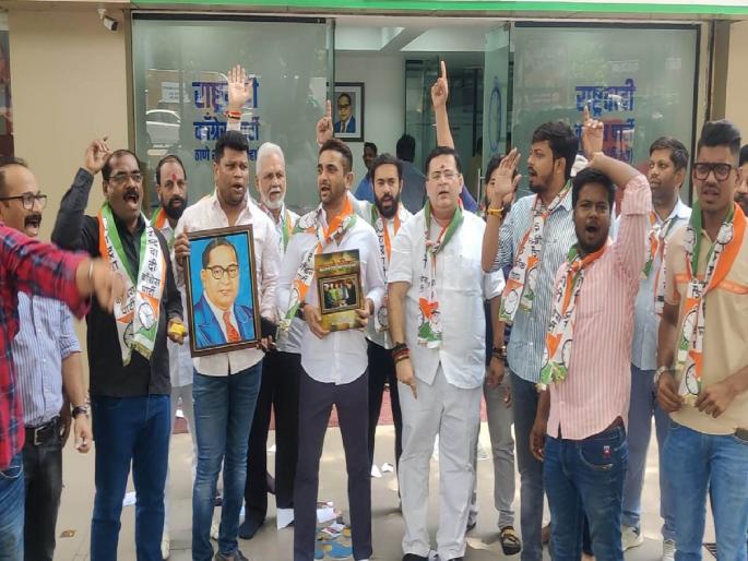 protest against ncp sharad pawar faction mla jitendra awhad in thane ncp activists are aggressive | ठाण्यात आव्हाड यांचे फोटो पायदळी तुडवले; राष्ट्रवादी काँग्रेसचे कार्यकर्ते आक्रमक protest against ncp sharad pawar faction mla jitendra awhad in thane ncp activists are aggressive | ठाण्यात आव्हाड यांचे फोटो पायदळी तुडवले; राष्ट्रवादी काँग्रेसचे कार्यकर्ते आक्रमक