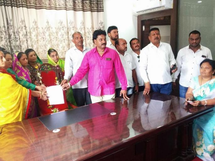 Amalner municipal corporation defeats the chair by the opponents | अमळनेर पालिकेत सत्ताधाऱ्यांसह विरोधकांकडून खुर्चीला हार Amalner municipal corporation defeats the chair by the opponents | अमळनेर पालिकेत सत्ताधाऱ्यांसह विरोधकांकडून खुर्चीला हार