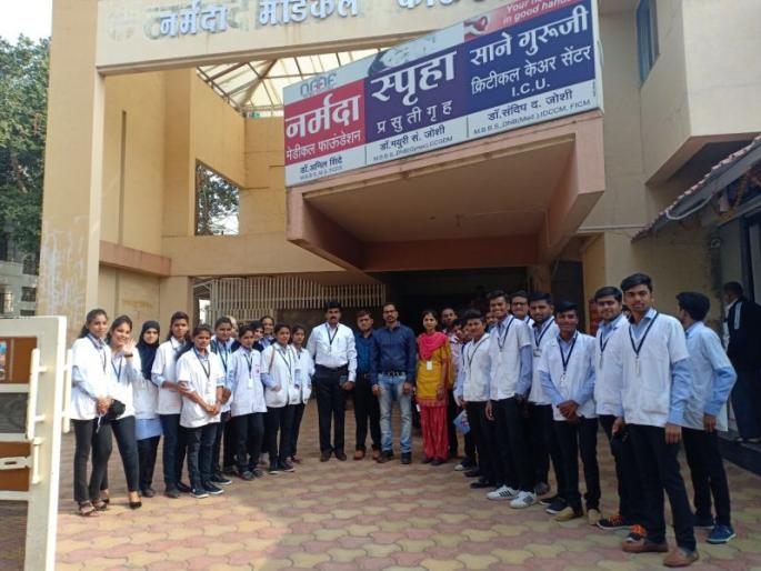 Gift to hospital students of Amalner Pharmacy College | अमळनेर फार्मसी कॉलेजच्या विद्यार्थ्यांची रुग्णालयांना भेटी