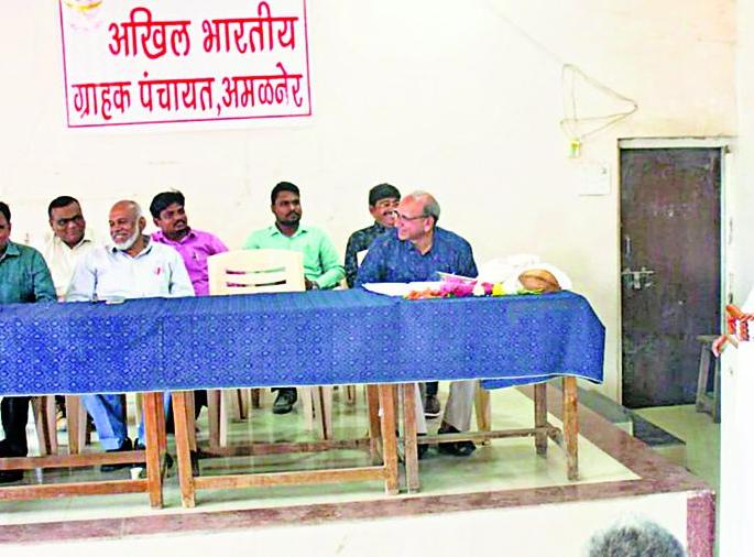 Problems raised by electricity consumers in Amalner | अमळनेरात वीज ग्राहकांनी मांडल्या समस्या Problems raised by electricity consumers in Amalner | अमळनेरात वीज ग्राहकांनी मांडल्या समस्या