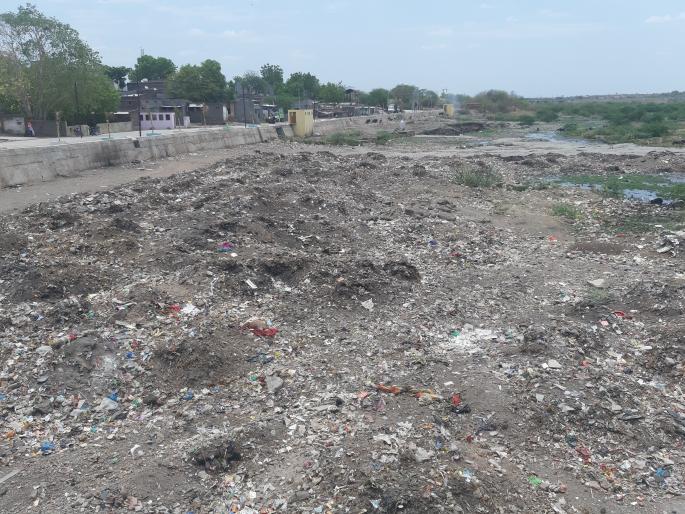 Kachramaya, which is an amalgam of the river Sauri | अमळनेरात बोरी नदीचे पात्र होतेय कचरामय Kachramaya, which is an amalgam of the river Sauri | अमळनेरात बोरी नदीचे पात्र होतेय कचरामय