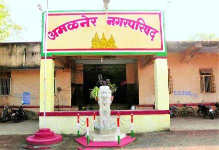 Amalner municipal police suspended two | अमळनेर पालिकेचे दोन मुकादम निलंबित Amalner municipal police suspended two | अमळनेर पालिकेचे दोन मुकादम निलंबित