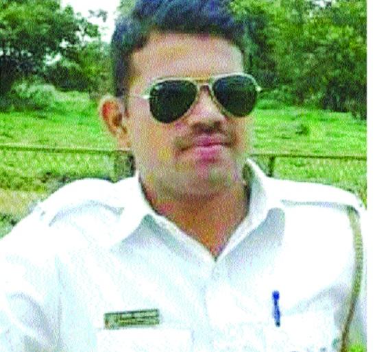 Family struggle for Amol's uniform! Family fight for two years: after the accident, Kamat | अमोलच्या वर्दीसाठी कुटुंबीयांचा संघर्ष! दोन वर्षांपासून कुटुंबाचा लढा : अपघातानंतर कोमात