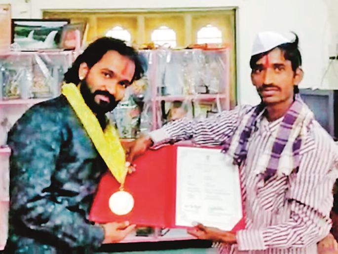 National Award for the title of 'Chharna' director accepted by Postman | ‘म्होरक्या’च्या दिग्दर्शकाने पोस्टमनकडून स्वीकारला अखेर राष्ट्रीय पुरस्कार National Award for the title of 'Chharna' director accepted by Postman | ‘म्होरक्या’च्या दिग्दर्शकाने पोस्टमनकडून स्वीकारला अखेर राष्ट्रीय पुरस्कार