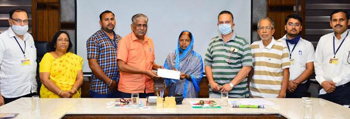 15,000 help from Ravalnath for Amar's treatment | अमरच्या उपचारासाठी रवळनाथकडून १५ हजाराची मदत 15,000 help from Ravalnath for Amar's treatment | अमरच्या उपचारासाठी रवळनाथकडून १५ हजाराची मदत