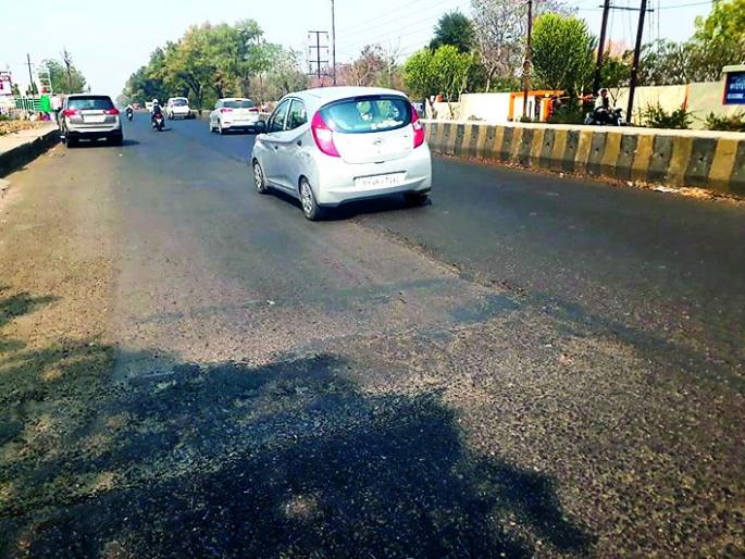 Fatal travel on Amravati Road: Everyday accidents occur | अमरावती रोडवर जीवघेणा प्रवास : दररोज होतात अपघात Fatal travel on Amravati Road: Everyday accidents occur | अमरावती रोडवर जीवघेणा प्रवास : दररोज होतात अपघात