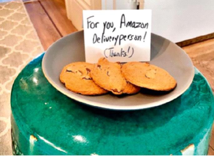 Parcel live home! The key to the delivery boy! | पार्सल थेट घरात ! डिलिव्हरी बॉयकडे चावी!