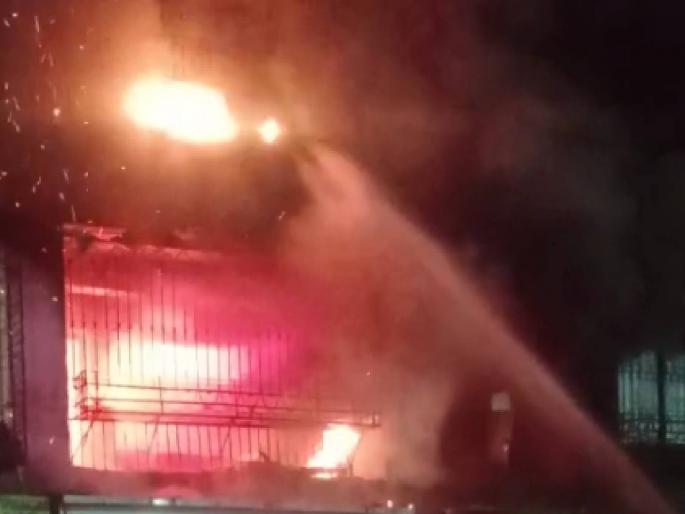 A massive fire breaks out in a flat in a building in Ambernath; Luckily no one was hurt! | अंबरनाथमध्ये इमारतीतील फ्लॅटला भीषण आग; सुदैवाने कोणालाही इजा नाही! A massive fire breaks out in a flat in a building in Ambernath; Luckily no one was hurt! | अंबरनाथमध्ये इमारतीतील फ्लॅटला भीषण आग; सुदैवाने कोणालाही इजा नाही!