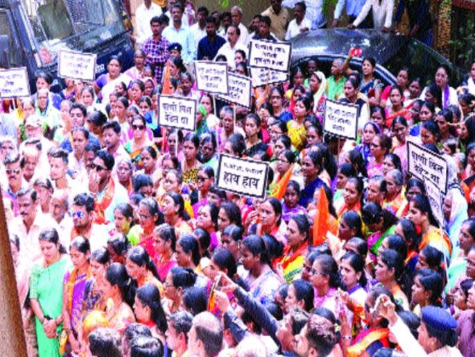 Water closure at two different points during the week, Shiv Sena's Front in Ambernath | आठवडाभरात दोन वेगवेगळ्या वेळी पाणी बंद, अंबरनाथमध्ये शिवसेनेचा मोर्चा Water closure at two different points during the week, Shiv Sena's Front in Ambernath | आठवडाभरात दोन वेगवेगळ्या वेळी पाणी बंद, अंबरनाथमध्ये शिवसेनेचा मोर्चा