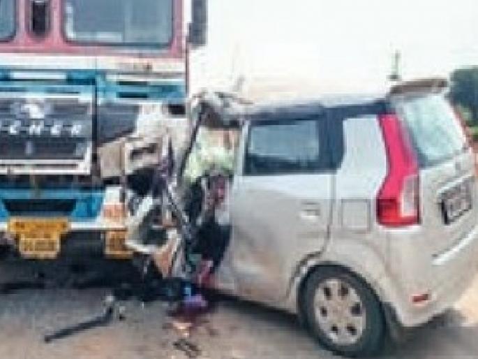 Three injured after car hits truck parked at Talwade on Kolhapur Ratnagiri highway | थांबलेल्या ट्रकला कारची धडक, चिमुकल्यासह दोघे जखमी; कोल्हापूर-रत्नागिरी महामार्गावर झाला अपघात Three injured after car hits truck parked at Talwade on Kolhapur Ratnagiri highway | थांबलेल्या ट्रकला कारची धडक, चिमुकल्यासह दोघे जखमी; कोल्हापूर-रत्नागिरी महामार्गावर झाला अपघात