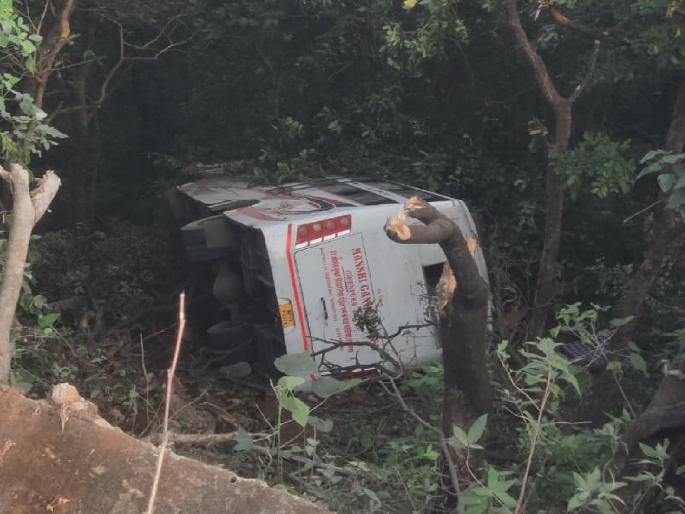 Private bus falls into a valley at Amba Ghat Kolhapur, was carrying Nepali garden workers to Konkan | Kolhapur Accident: आंबा घाटात ८० फूट खोल दरीत खासगी बस कोसळली, नेपाळी बाग कामगारांना घेवून जात होती कोकणात