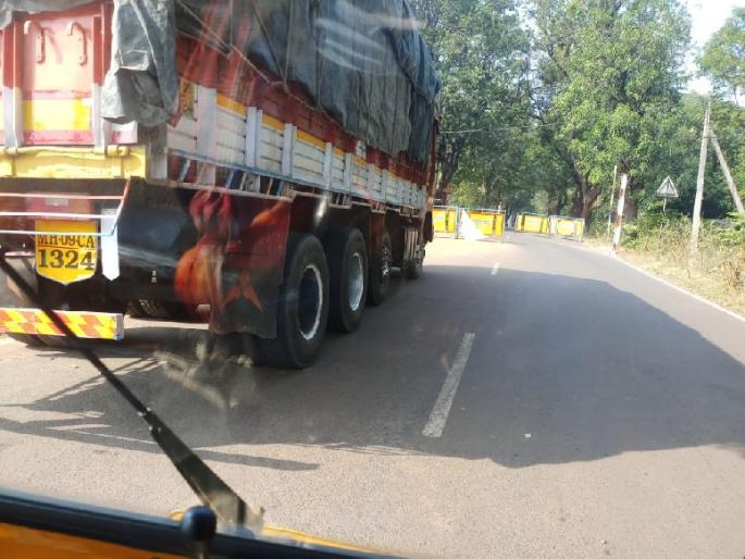 Transport of heavy vehicles through Amba Ghat despite ban | बंदी असूनही आंबा घाटातून अवजड वाहनांची वाहतूक, पोलीस बंदोबस्ताबाबत प्रश्न चिन्ह Transport of heavy vehicles through Amba Ghat despite ban | बंदी असूनही आंबा घाटातून अवजड वाहनांची वाहतूक, पोलीस बंदोबस्ताबाबत प्रश्न चिन्ह