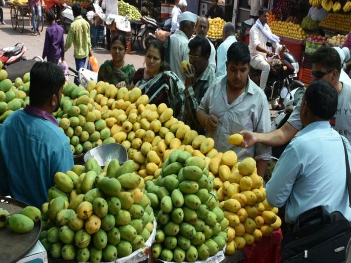 Due to the downward trend, the prices of 'Mango' in Nandurbar | आवक घटल्याने नंदुरबारातील आंबा खातोय ‘भाव’ Due to the downward trend, the prices of 'Mango' in Nandurbar | आवक घटल्याने नंदुरबारातील आंबा खातोय ‘भाव’