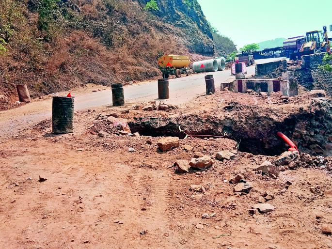 Ratnagiri: Moiras work slow in mango, traffic from single day to 20 days, traffic hazard in danger | रत्नागिरी : आंबाघाटात मोऱ्यांचे काम संथ, वीस दिवसांपासून एकेरी वाहतूक, वळण वाहतुकीस धोक्याचे Ratnagiri: Moiras work slow in mango, traffic from single day to 20 days, traffic hazard in danger | रत्नागिरी : आंबाघाटात मोऱ्यांचे काम संथ, वीस दिवसांपासून एकेरी वाहतूक, वळण वाहतुकीस धोक्याचे